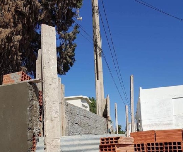 من مظاهر الجهل والتخلّف : مواطن يستولي على الرصيف وعلى عمود الكهرباء في قرطاج والبلدية ما زالت نائمة ؟؟؟